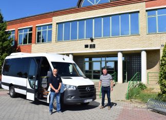 A magyar nyelvű oktatásért – új kisbuszt kapott az eszéki magyar iskolaközpont