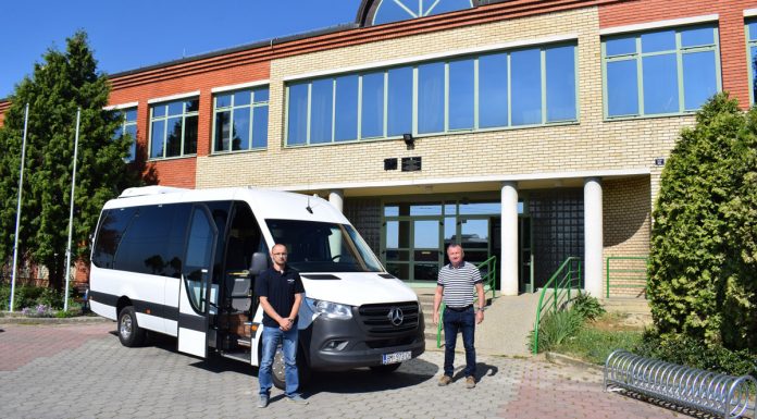 A magyar nyelvű oktatásért – új kisbuszt kapott az eszéki magyar iskolaközpont