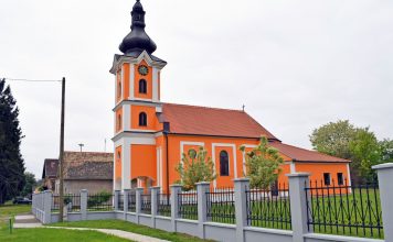 A kerítésfestéssel befejeződött a templom körüli felújítás Čakovciban