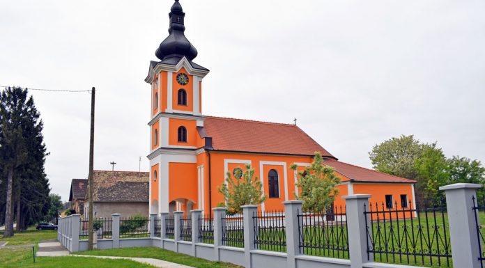 A kerítésfestéssel befejeződött a templom körüli felújítás Čakovciban