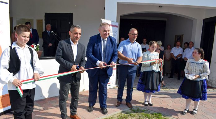 Átadóünnepség Várdarócon