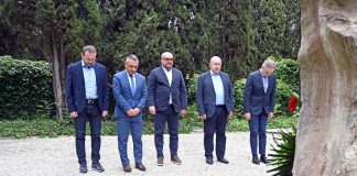 Pólai tengerésztemető: tiszteletadás a hősi halált halt magyar haditengerészek emlékműve előtt