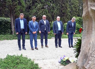 Pólai tengerésztemető: tiszteletadás a hősi halált halt magyar haditengerészek emlékműve előtt