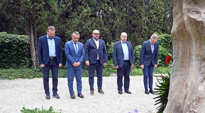 Pólai tengerésztemető: tiszteletadás a hősi halált halt magyar haditengerészek emlékműve előtt