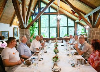 Tusványos 2023 – Orbán Viktor miniszterelnök Jankovics Róberttel, a HMDK elnökével is tárgyalt Tusnádfürdőn