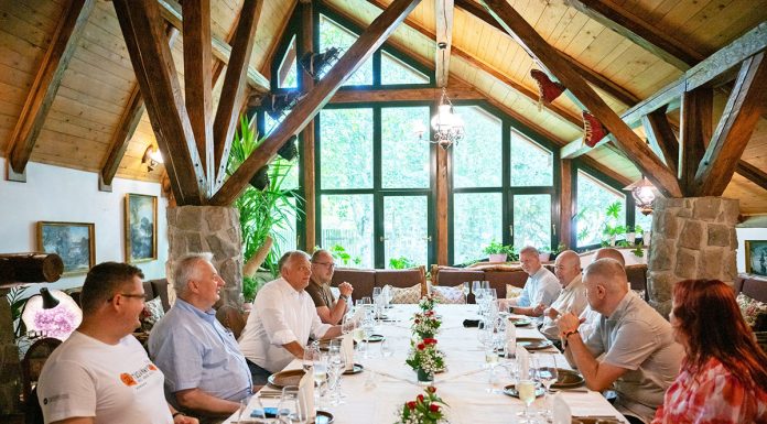 Tusványos 2023 – Orbán Viktor miniszterelnök Jankovics Róberttel, a HMDK elnökével is tárgyalt Tusnádfürdőn